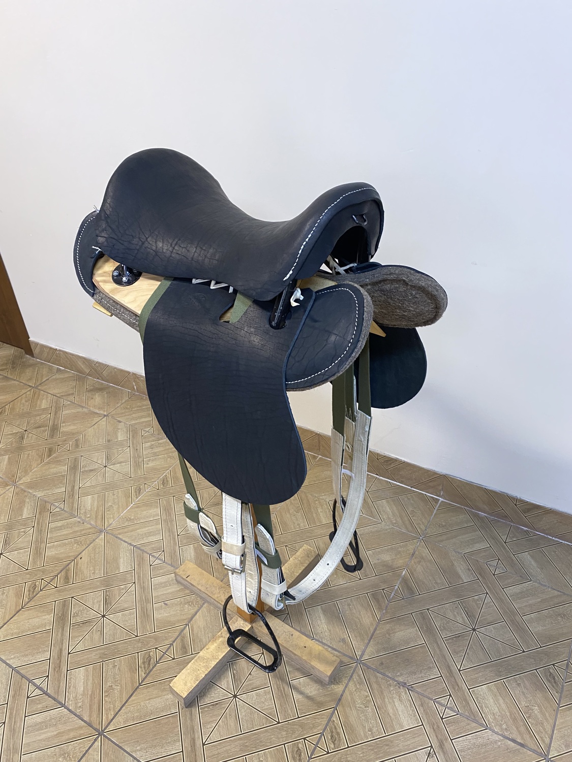 Седло кавалерийское без потника и оголовья